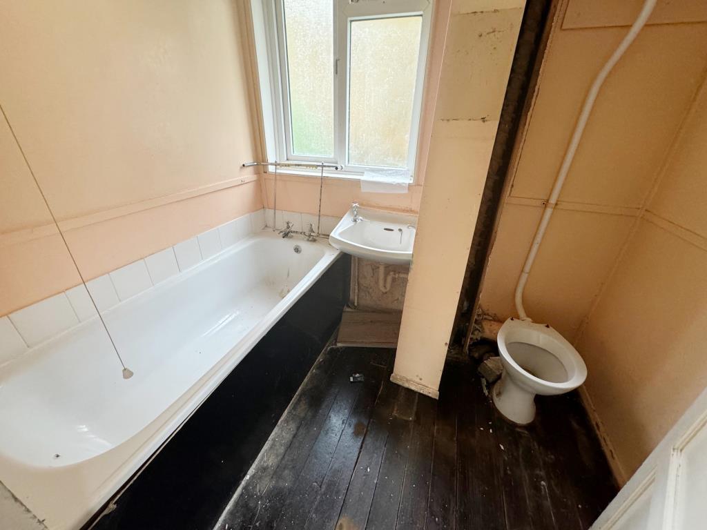 Lot: 95 - THREE-BEDROOM SEMI-DETACHED HOUSE FOR IMPROVEMENT - Bathroom